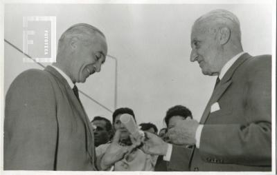 FONDO HUGO ALANIZ - ALBUM 1907 - 13 DE DICIEMBRE - 1964 DIA DEL PETRÓLEO YPF